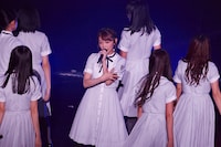 倉岡水巴（中央） (c)22/7 PROJECT