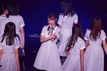 倉岡水巴（中央） (c)22/7 PROJECT