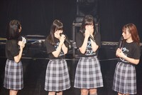 新キャラクター発表を受けて号泣する22/7メンバー。(c)22/7 PROJECT