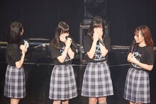 新キャラクター発表を受けて号泣する22/7メンバー。(c)22/7 PROJECT