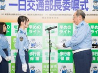 埼玉県警の古賀康弘交通部長から委嘱状を受け取る金村美玖。