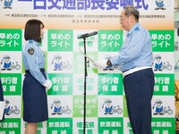 埼玉県警の古賀康弘交通部長から委嘱状を受け取る渡邉美穂
