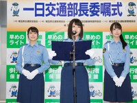 左から丹生明里、渡邉美穂、金村美玖。（撮影：荒金大介）