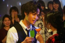 遠藤史也演じるバーテンダー王子・翔。