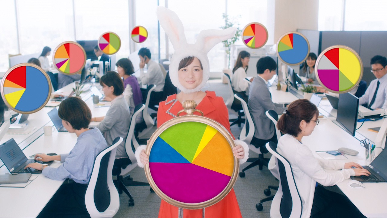 富士通エフサス「TIME CREATOR」テレビCM「時計うさぎ」編のワンシーン。