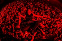 ダイブするYudai（G / Crystal Lake）。（Photo by Takashi"TAKA" Konuma）