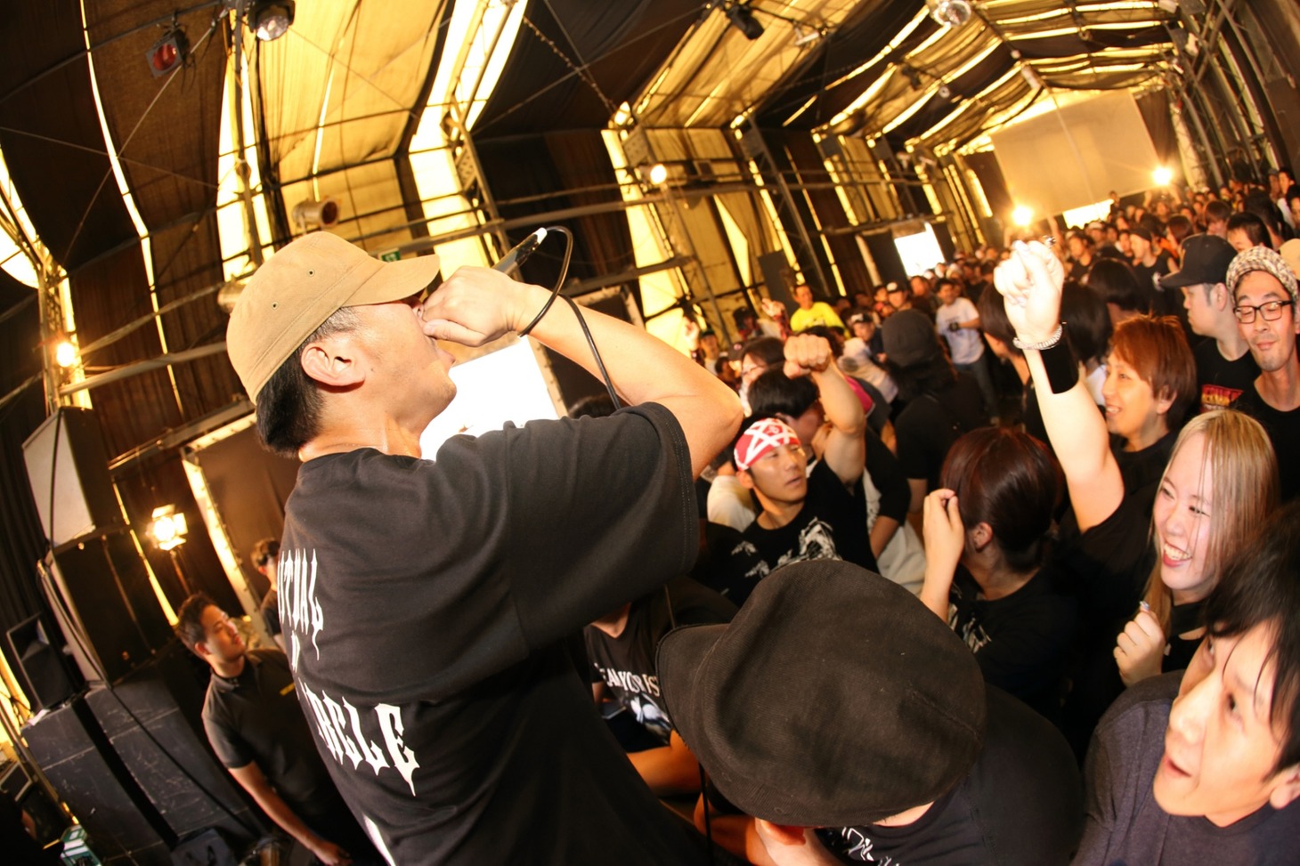 BREAK YOUR FISTのライブの様子。（Photo by PE-SK）
