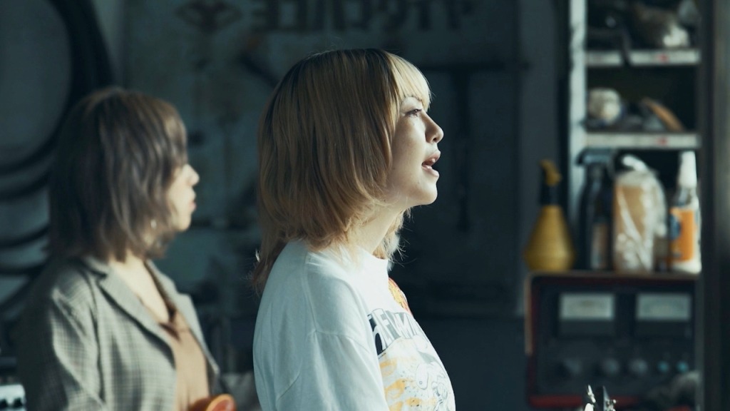 yonige「どうでもよくなる」ミュージックビデオのワンシーン。