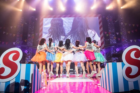 肩を組んでステージを去るPASSPO☆。（撮影：古川朋久）