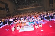 「PASSPO☆歌って踊って奏でる対バンツアー～Road to 中野サンプラザ～」東京・中野サンプラザホール公演で撮影された記念写真。（撮影：古川朋久）