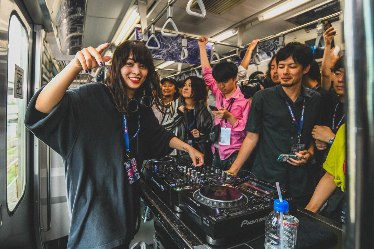 なぜか山手線がダンスフロアに 走行中の車両を使った1周約1時間のライブハウス出現 ライブレポート 写真32枚 音楽ナタリー