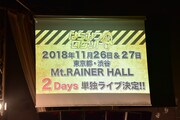 東京・Mt.RAINIER HALL SHIBUYA PLEASURE PLEASUREでのワンマンライブが決定したことを告げる会場のモニタ。