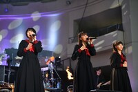 左から安本彩花、星名美怜、中山莉子。