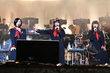 バッタの登場に驚く真山りか（中央）。