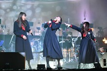 左から星名美怜、小林歌穂、真山りか。