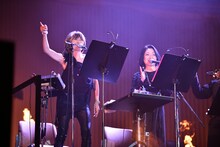 長年エビ中のボイスパートナーを務める西山恵美子（左）は斉田佳子（右）と共にコーラスを担当。