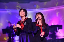 左から安本彩花、真山りか。