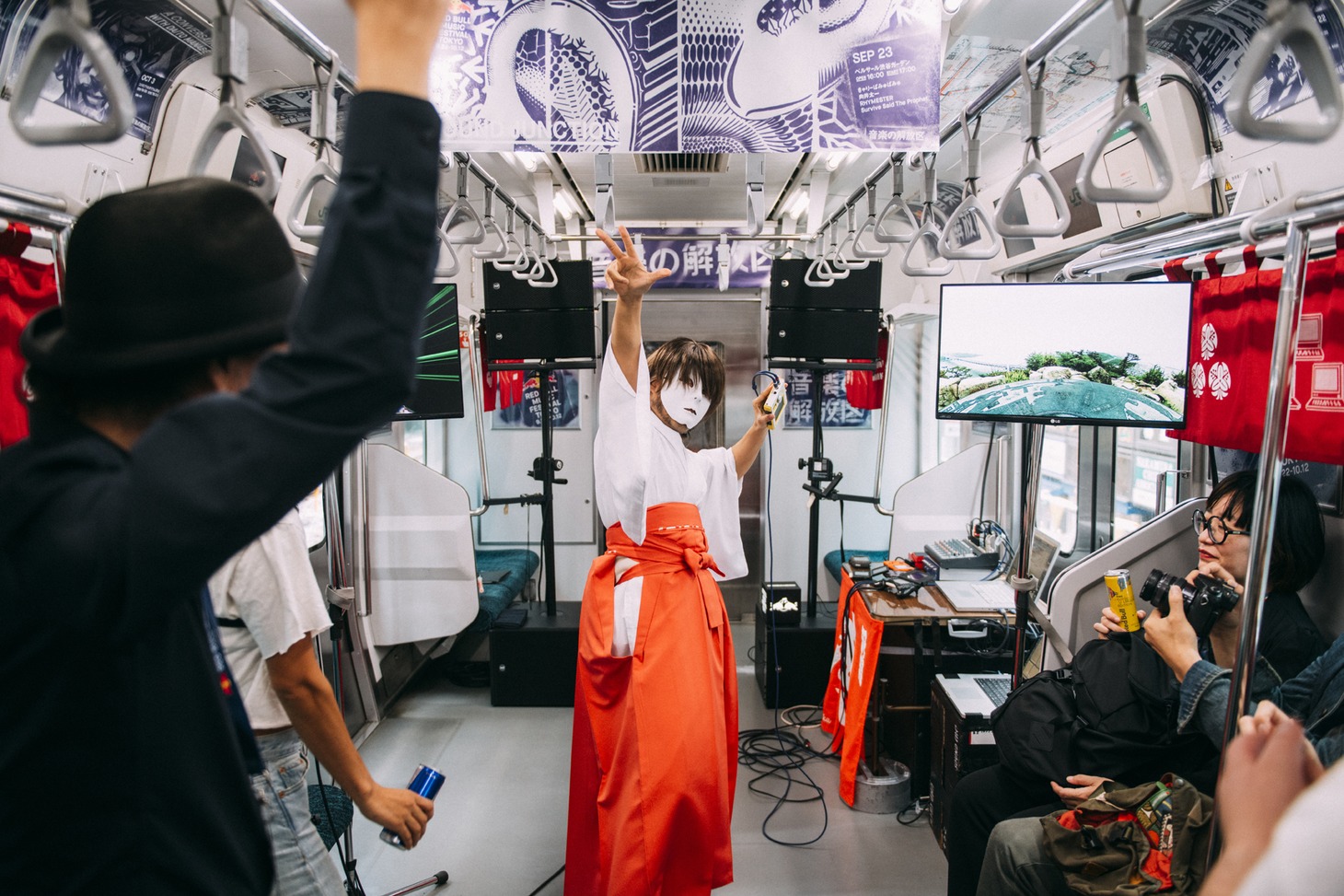 Omodaka a.k.a 寺田創一のパフォーマンスの様子。（Photo by Suguru Saito）