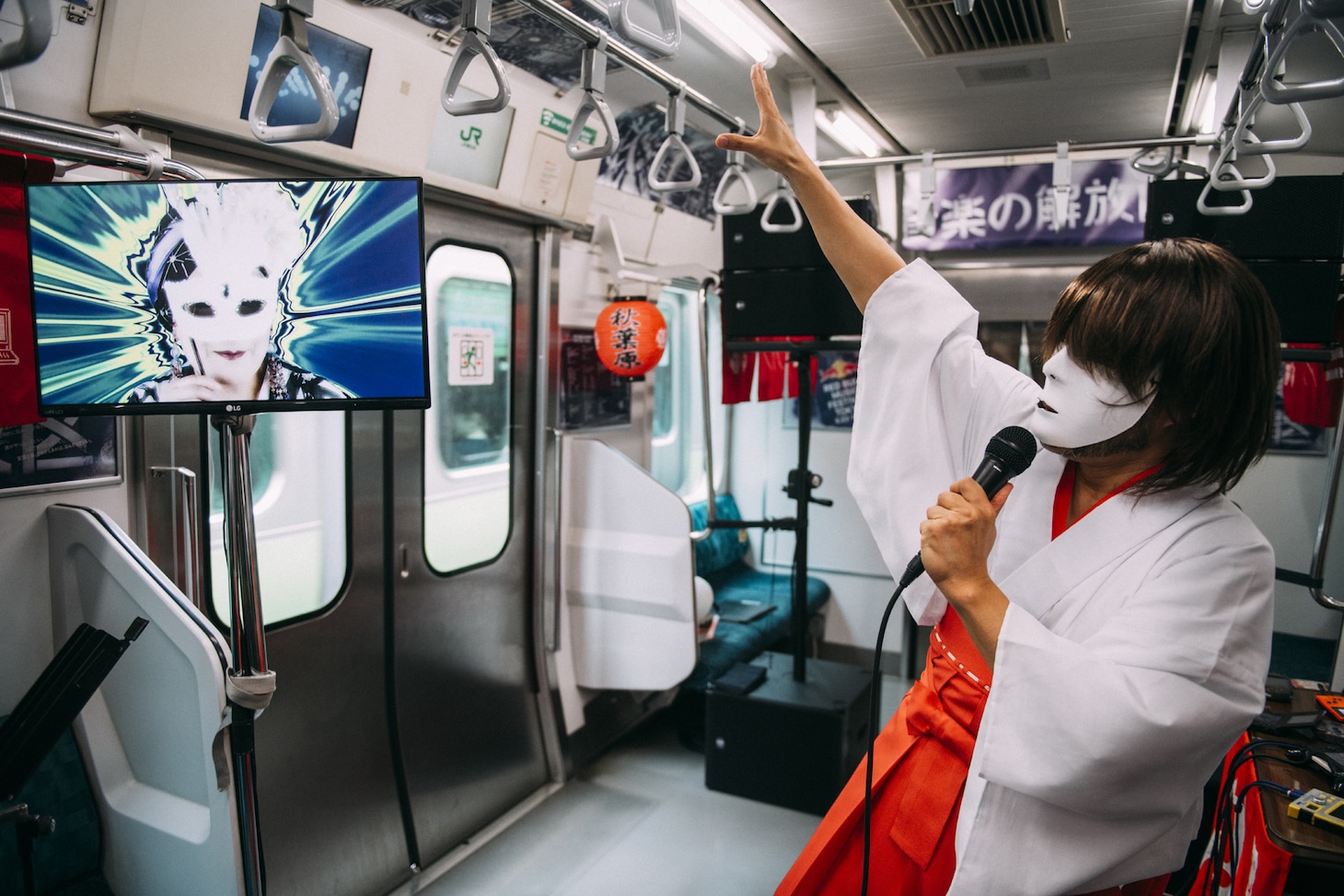 Omodaka a.k.a 寺田創一のパフォーマンスの様子。（Photo by Suguru Saito）