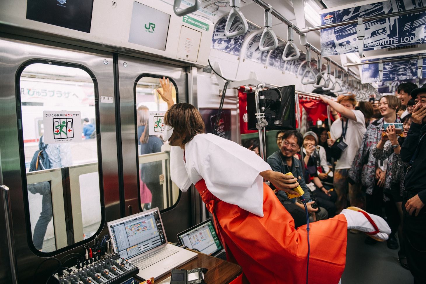 Omodaka a.k.a 寺田創一のパフォーマンスの様子。（Photo by Suguru Saito）