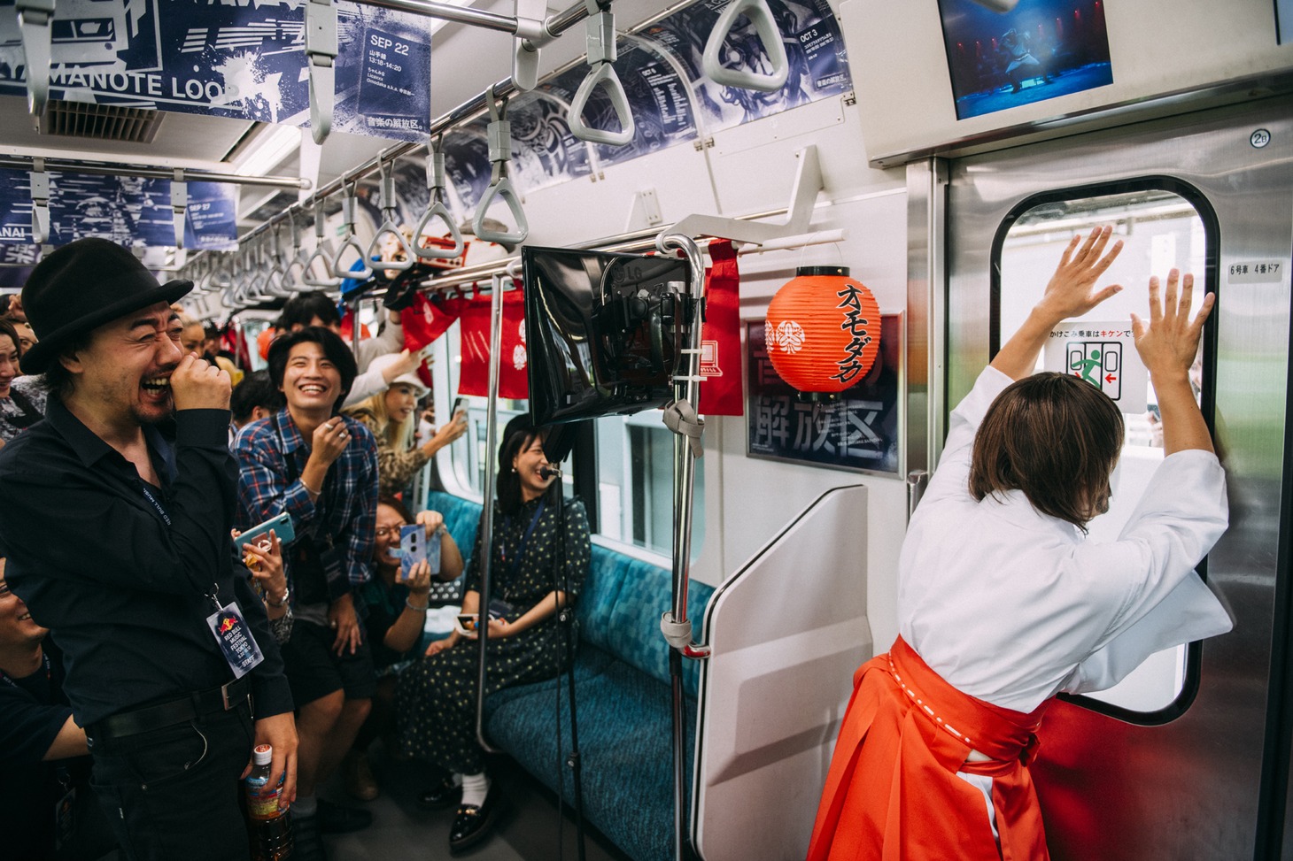 Omodaka a.k.a 寺田創一のパフォーマンスの様子。（Photo by Suguru Saito）