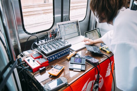 Omodaka a.k.a 寺田創一のパフォーマンスの様子。（Photo by Suguru Saito）