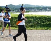 宍道湖畔を走るSKY-HI。(c)フジテレビ