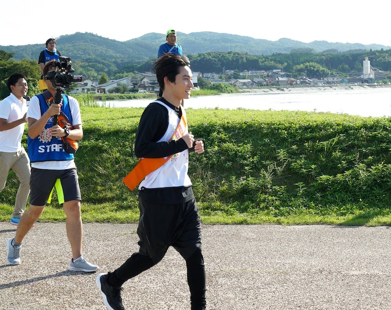 宍道湖畔を走るSKY-HI。(c)フジテレビ