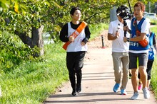 「日本つながるプロジェクト」のたすきリレーに参加するSKY-HI。(c)フジテレビ