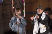 左から菊地亜美、井戸田潤（スピードワゴン）（写真提供：レプロエンタテインメント）