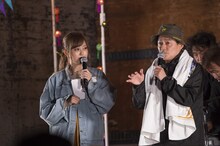 左から菊地亜美、井戸田潤（スピードワゴン）（写真提供：レプロエンタテインメント）
