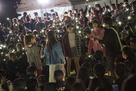 ステージから降りて鶴とセッションするベイビーレイズJAPAN。（写真提供：レプロエンタテインメント）