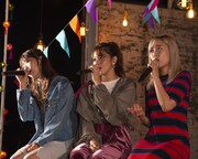 左から大矢梨華子、傳谷英里香、林愛夏。（写真提供：レプロエンタテインメント）