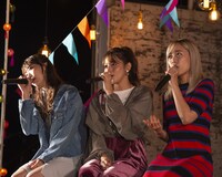 左から大矢梨華子、傳谷英里香、林愛夏。（写真提供：レプロエンタテインメント）