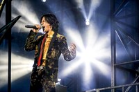 人気画像2位は「B'zデビュー31年目に突入、珠玉セトリで味スタ沸かせた『Pleasure』ツアー最終日」より、稲葉浩志（Vo）。（写真提供：VERMILLION RECORDS）