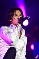 人気画像3位は「B'zデビュー31年目に突入、珠玉セトリで味スタ沸かせた『Pleasure』ツアー最終日」より、稲葉浩志（Vo）。（写真提供：VERMILLION RECORDS）