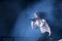 人気画像4位は「B'zデビュー31年目に突入、珠玉セトリで味スタ沸かせた『Pleasure』ツアー最終日」より、稲葉浩志（Vo）。（写真提供：VERMILLION RECORDS）