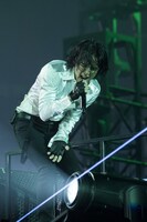 人気画像6位は「B'zデビュー31年目に突入、珠玉セトリで味スタ沸かせた『Pleasure』ツアー最終日」より、稲葉浩志（Vo）。（写真提供：VERMILLION RECORDS）