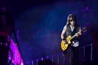 人気画像5位は「B'zデビュー31年目に突入、珠玉セトリで味スタ沸かせた『Pleasure』ツアー最終日」より、松本孝弘（G）。（写真提供：VERMILLION RECORDS）