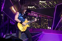 松本孝弘（G）（写真提供：VERMILLION RECORDS）