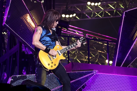 松本孝弘(G)(写真提供:VERMILLION RECORDS)