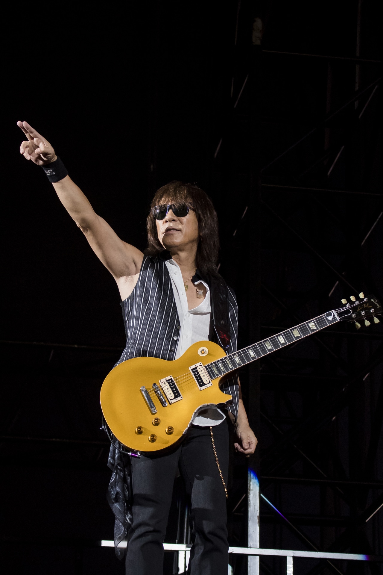 松本孝弘（G）（写真提供：VERMILLION RECORDS）