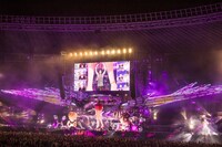「B'z LIVE-GYM Pleasure 2018 -HINOTORI-」味の素スタジアム公演の様子。（写真提供：VERMILLION RECORDS）