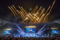 人気画像14位は「B'zデビュー31年目に突入、珠玉セトリで味スタ沸かせた『Pleasure』ツアー最終日」より、「B'z LIVE-GYM Pleasure 2018 -HINOTORI-」味の素スタジアム公演の様子。（写真提供：VERMILLION RECORDS）