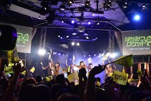 「MOTTO MOTTO!!」を披露するはちみつロケット。