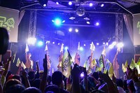 「MOTTO MOTTO!!」を披露するはちみつロケット。