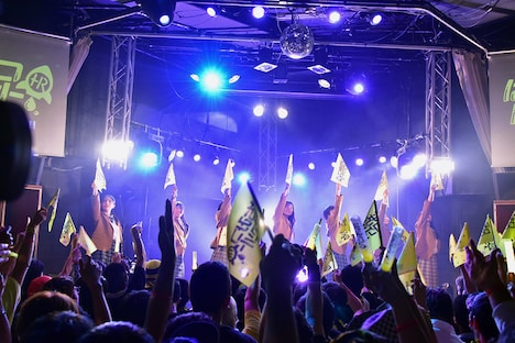 「MOTTO MOTTO!!」を披露するはちみつロケット。