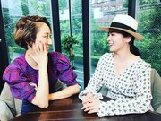 左からMs.OOJA、貫地谷しほり。