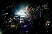 アサケン（Dr, Cho）（撮影：日吉"JP"純平）