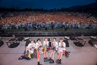 ベイビーレイズJAPAN「全虎が啼いた！伝説の最高雷舞（クライマックス）」で撮影された記念写真。（写真提供：レプロエンタテインメント）